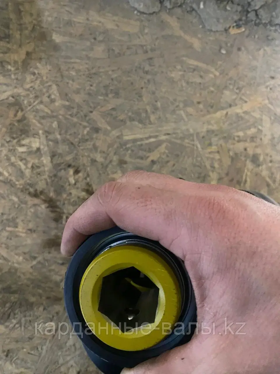 Вал карданный (21х6-гран) зерновой жатки John Deere AXE10340 Код: AXE10340