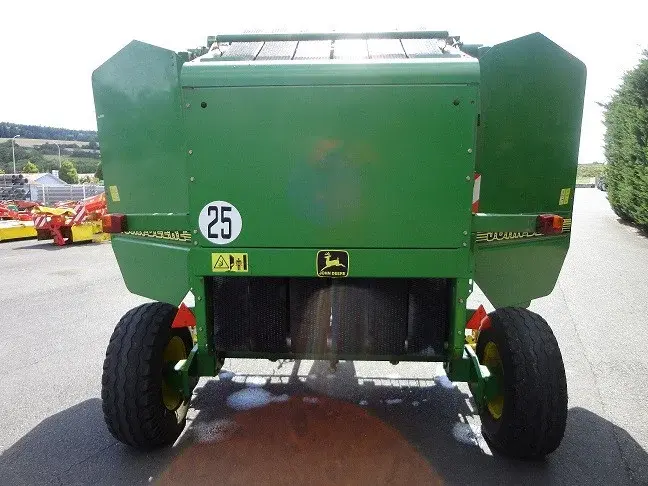 Рулонный пресс-подборщик John Deere 570