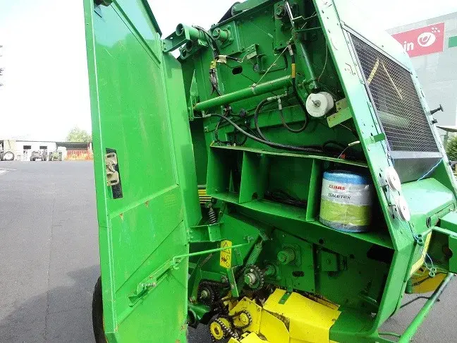 Рулонный пресс-подборщик John Deere 570