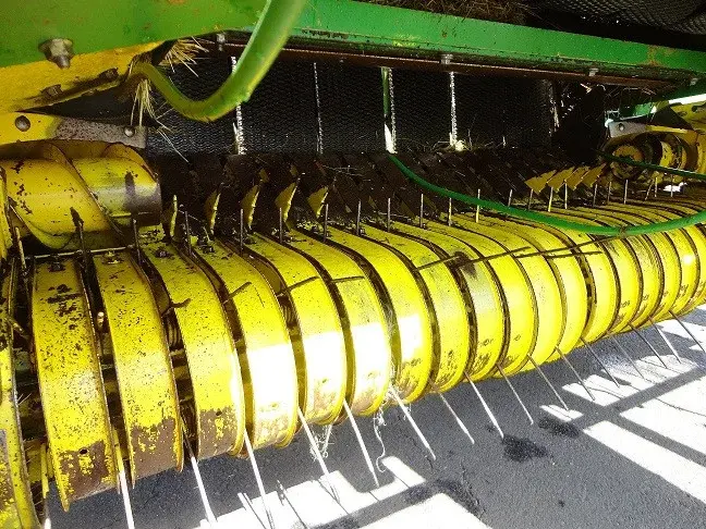Рулонный пресс-подборщик John Deere 570