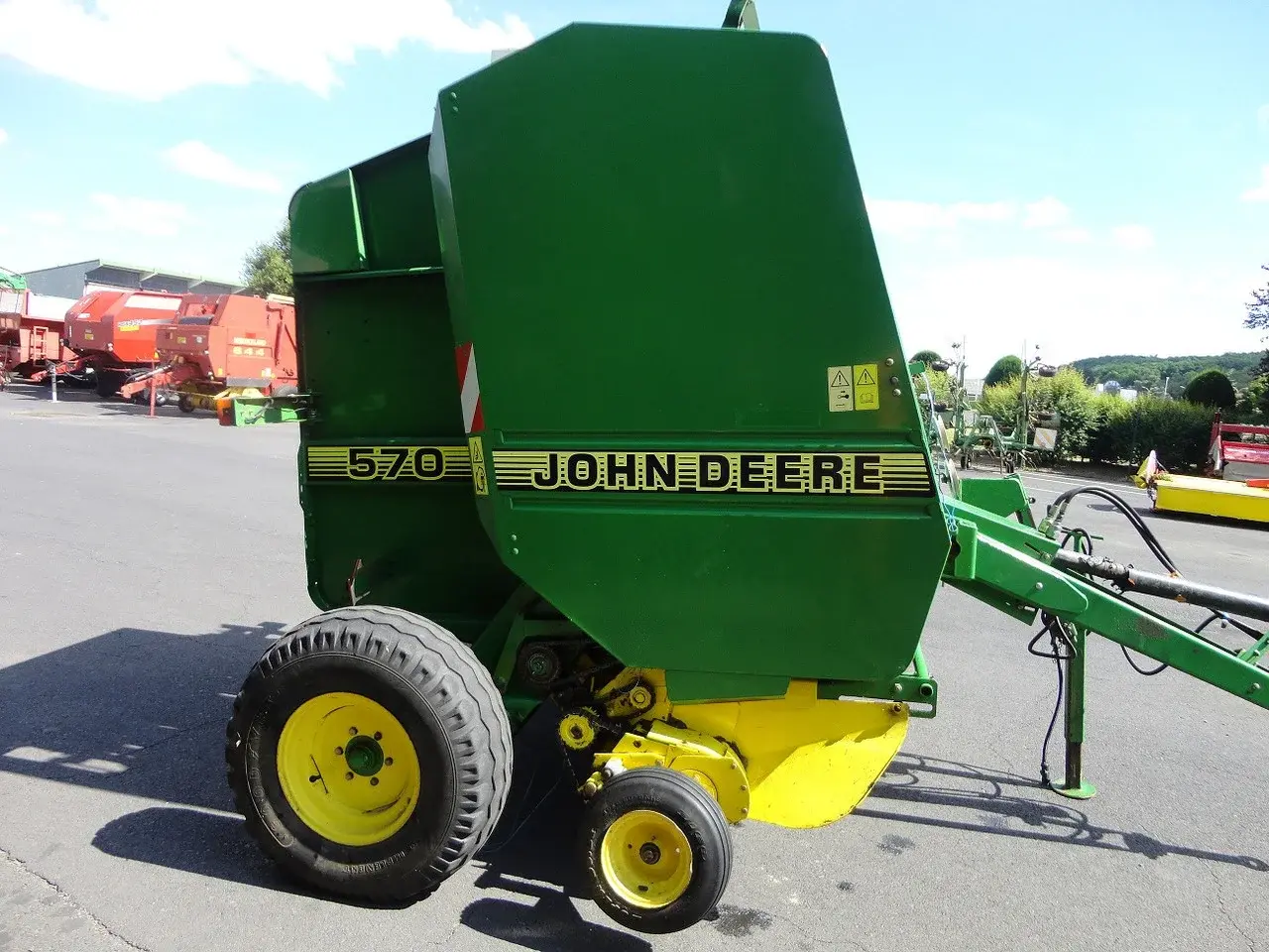 Рулонный пресс-подборщик John Deere 570