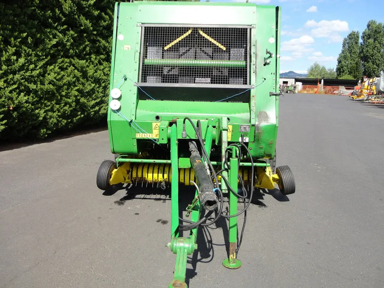 Рулонный пресс-подборщик John Deere 570