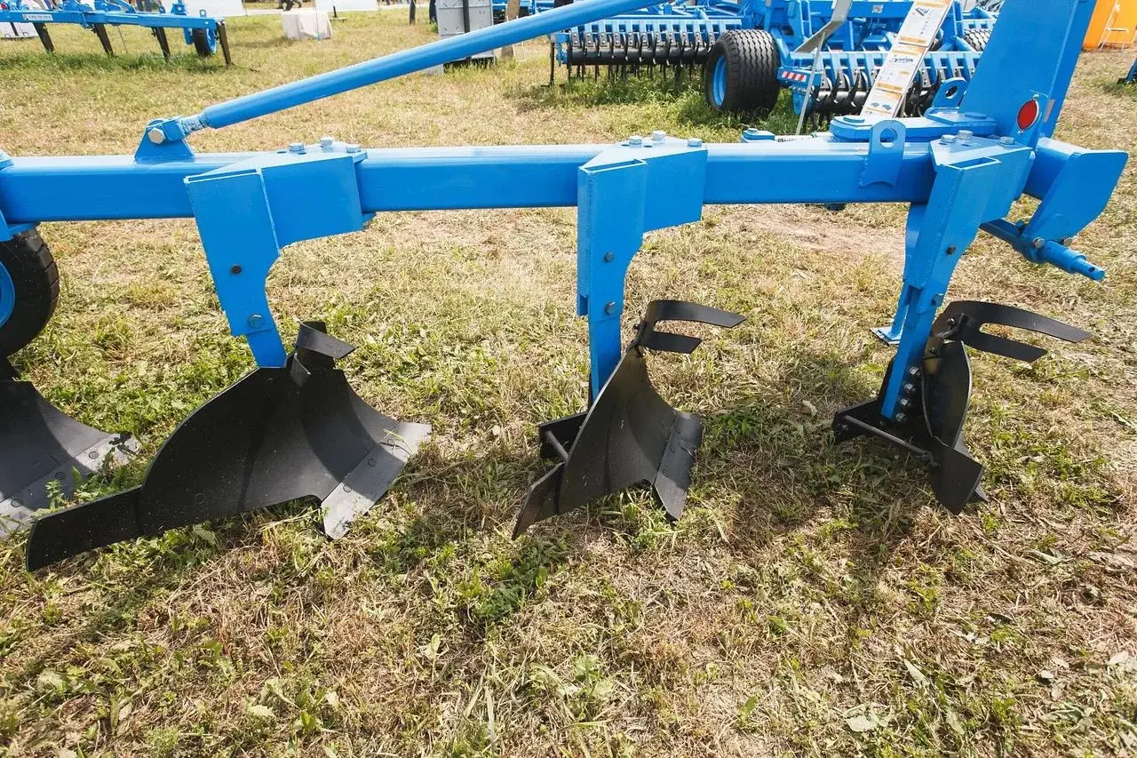 Шестикорпусный плуг лемешный навесной регулируемый FINIST ПЛНР-6×40