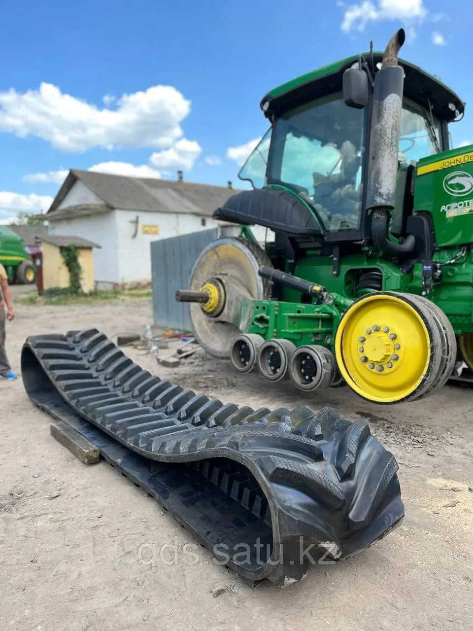 Резиновая гусеница John Deere 8RT, номер серии 16, E16AY03237 Код: E16AY03237