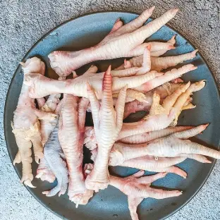 Лапы курицы в коробках
